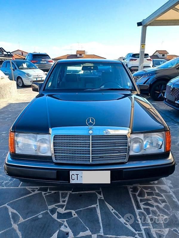Usata Mercedes E200 122 CV (89 kW) 1990 Grigio Berlina