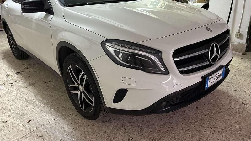 Usata Mercedes GLA200 136 CV (100 kW) 2016 Bianco SUV