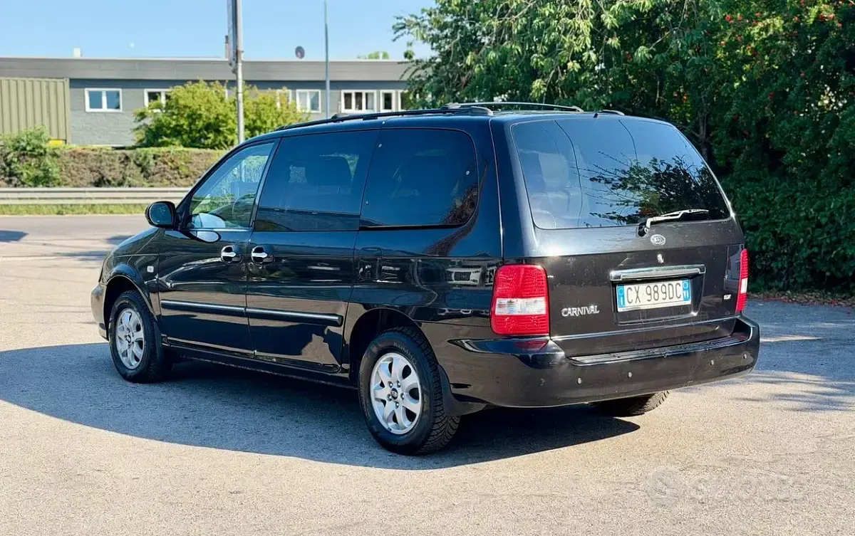 Usata Kia Carnival 145 CV (106 kW) 2005 Nero Monovolume