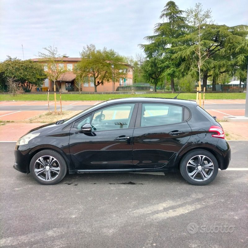 Usata Peugeot 208 Active 82 CV (60 kW) 2014 Nero Utilitaria