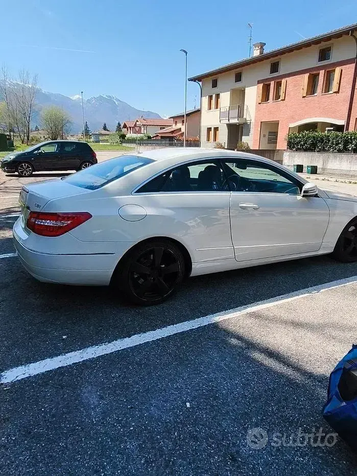 Usata Mercedes E220 170 CV (125 kW) 2012 Bianco Coupé