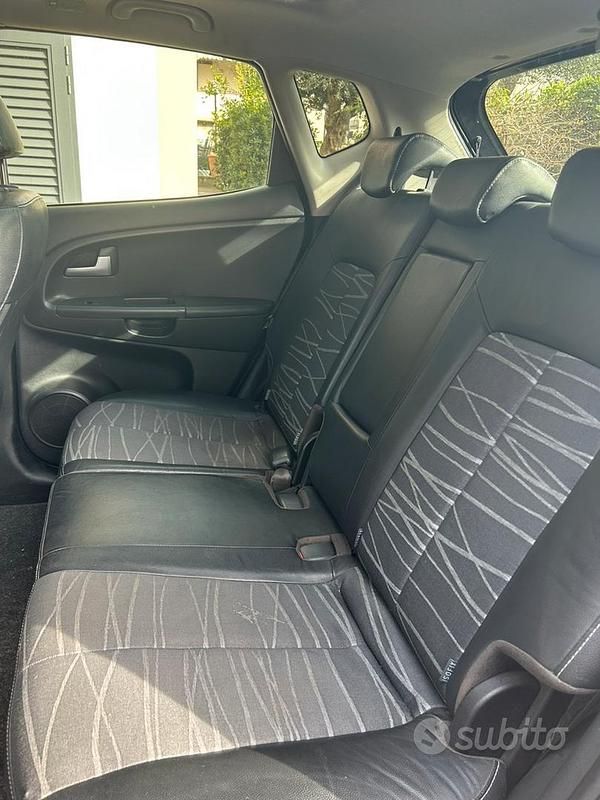 Usata Kia Venga 90 CV (66 kW) 2013 Nero Utilitaria