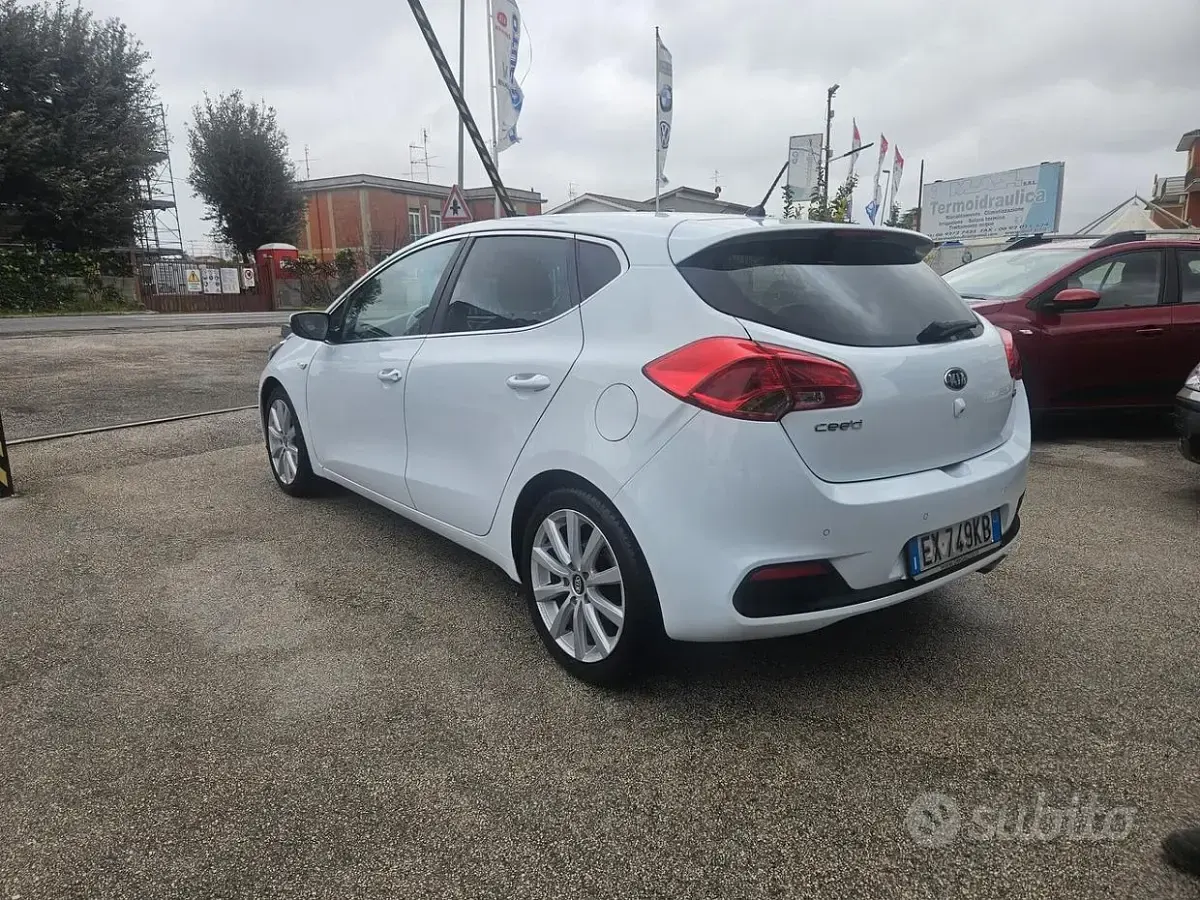 Begagnad Kia Ceed 90 HK (66 kW) 2015 Vit Halvkombi