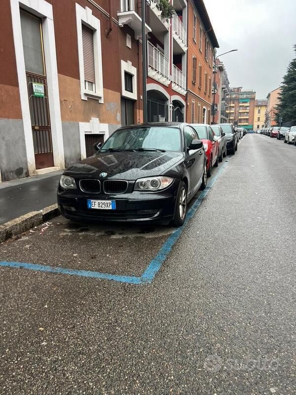 Nero Usata 2011 BMW 116 Due volumi | 5000 € (Buon prezzo) - Immagine 1/4