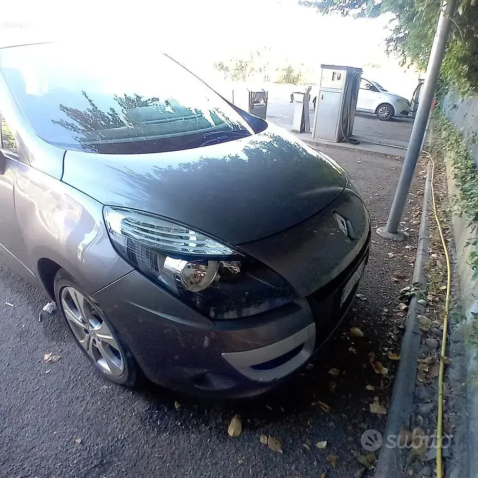 Usata Renault Scénic III 110 CV (80 kW) 2010 Grigio Monovolume