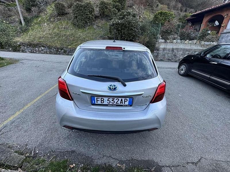 Usata Toyota Yaris Hybrid Active 75 CV (55 kW) 2015 Berlina