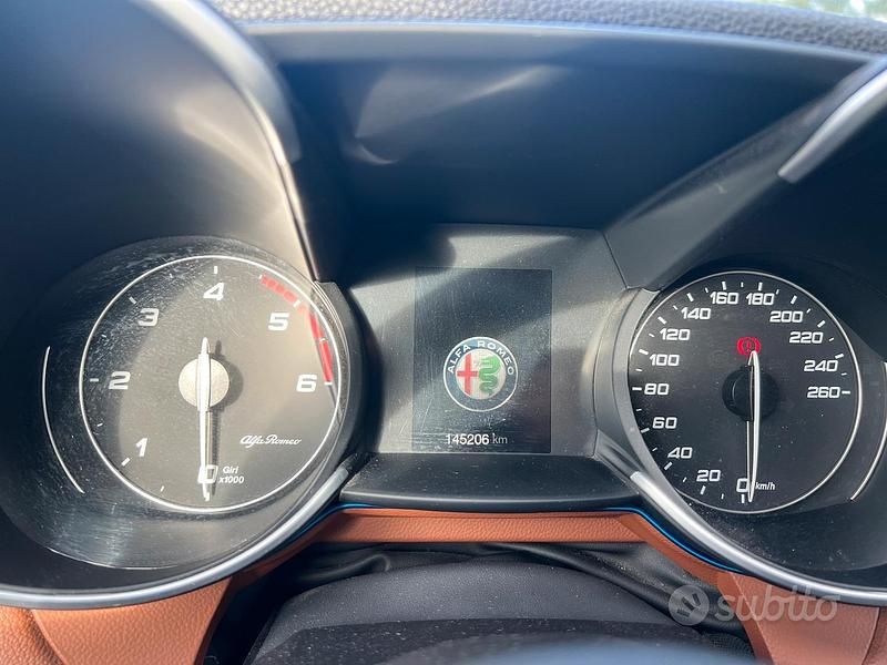 Usata Alfa Romeo Giulia 180 CV (132 kW) 2016 Grigio Berlina