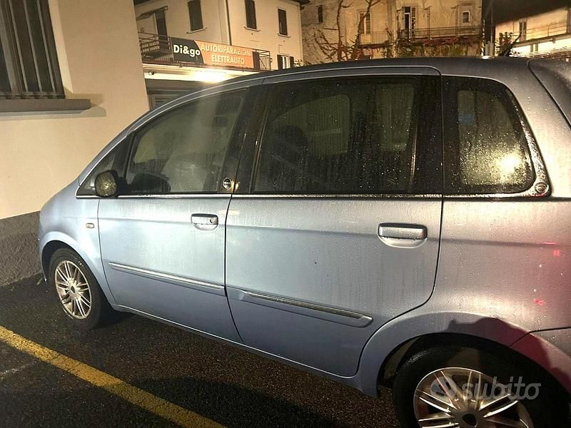 Usata Lancia Musa 95 CV (69 kW) 2009 Blu/azzurro Monovolume