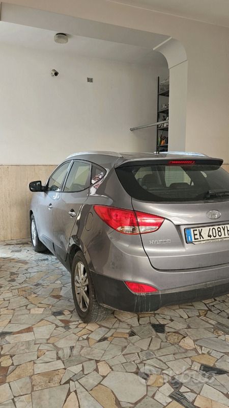 Grigio Usata 2011 Hyundai ix35 SUV | 8800 € (Buon prezzo) - Immagine 1/4
