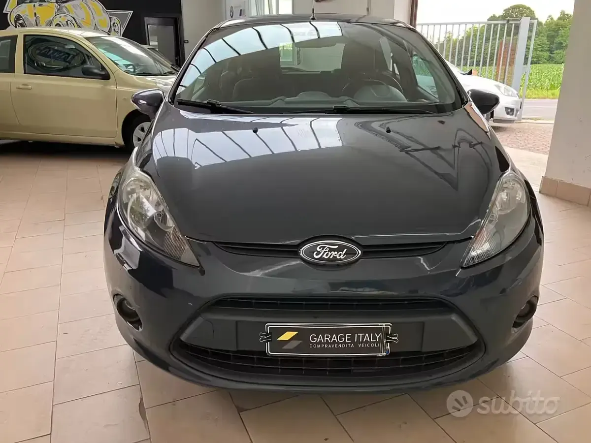 Usata Ford Fiesta 82 CV (60 kW) 2011 Bluazzurro Berlina