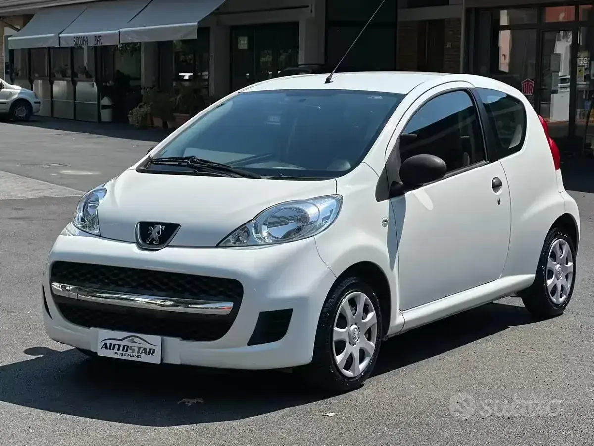 Usata Peugeot 107 Access 68 CV (50 kW) 2013 Beige Utilitaria