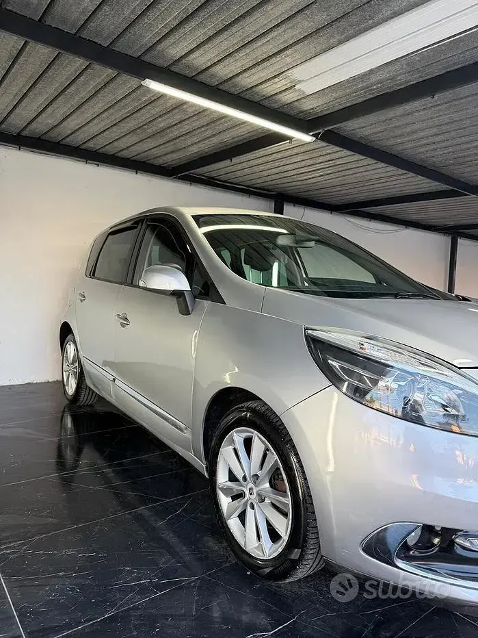 Usata Renault Scénic III XMOD 110 CV (80 kW) 2013 Grigio Monovolume