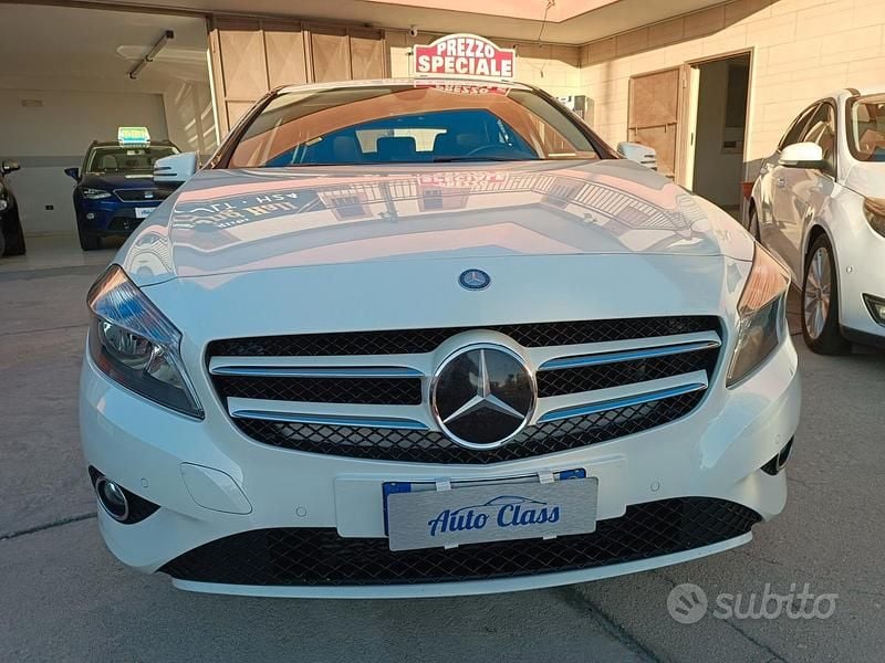 Bianco Usata 2013 Mercedes A180 Premium Tre volumi | 9800 € (Buon prezzo) - Immagine 1/4