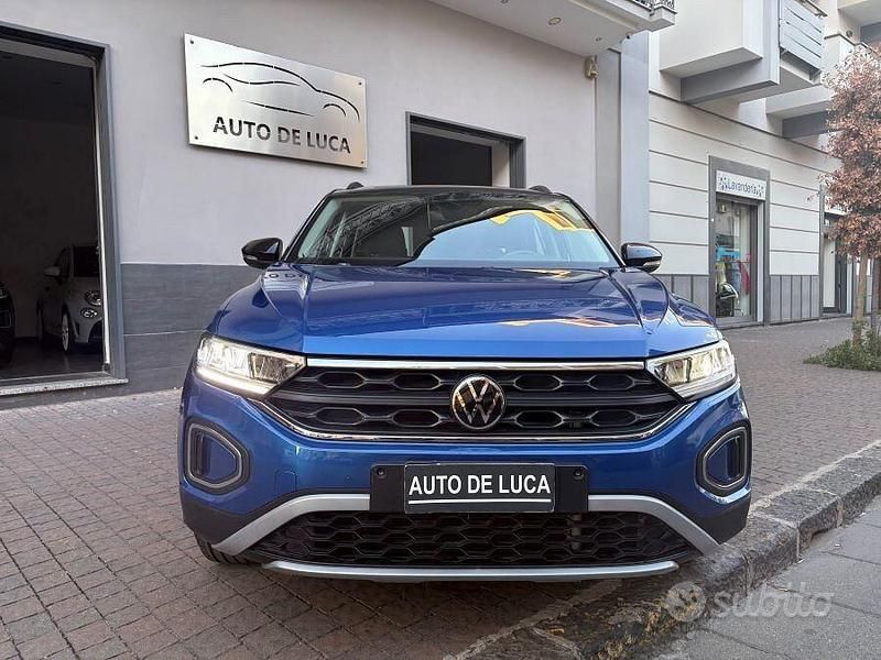 Usata VW T-Roc Life 110 CV (80 kW) 2023 Blu SUV