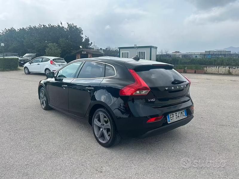 Usata Volvo V40 Kinetic 115 CV (84 kW) 2013 Nero Berlina
