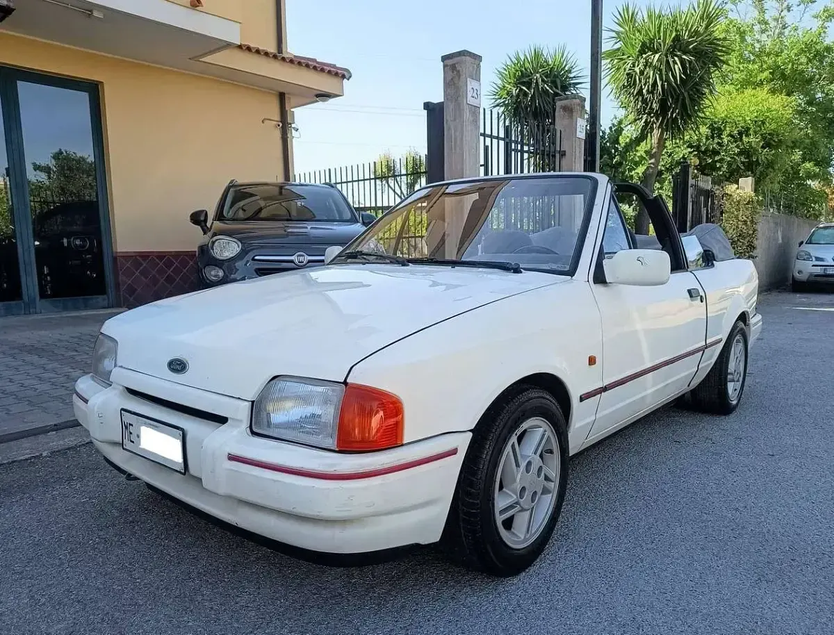 Usata Ford Escort Cabriolet 102 CV (75 kW) 1988 Bianco Cabrio