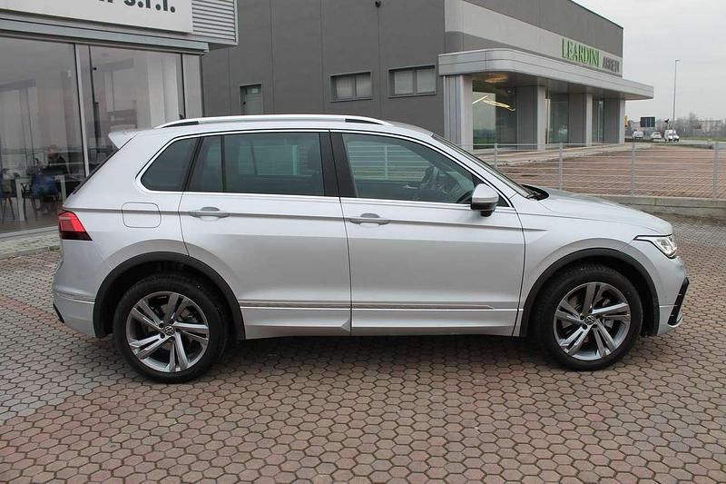 Usata VW Tiguan R-line 150 CV (110 kW) 2023 Reflex silver SUV