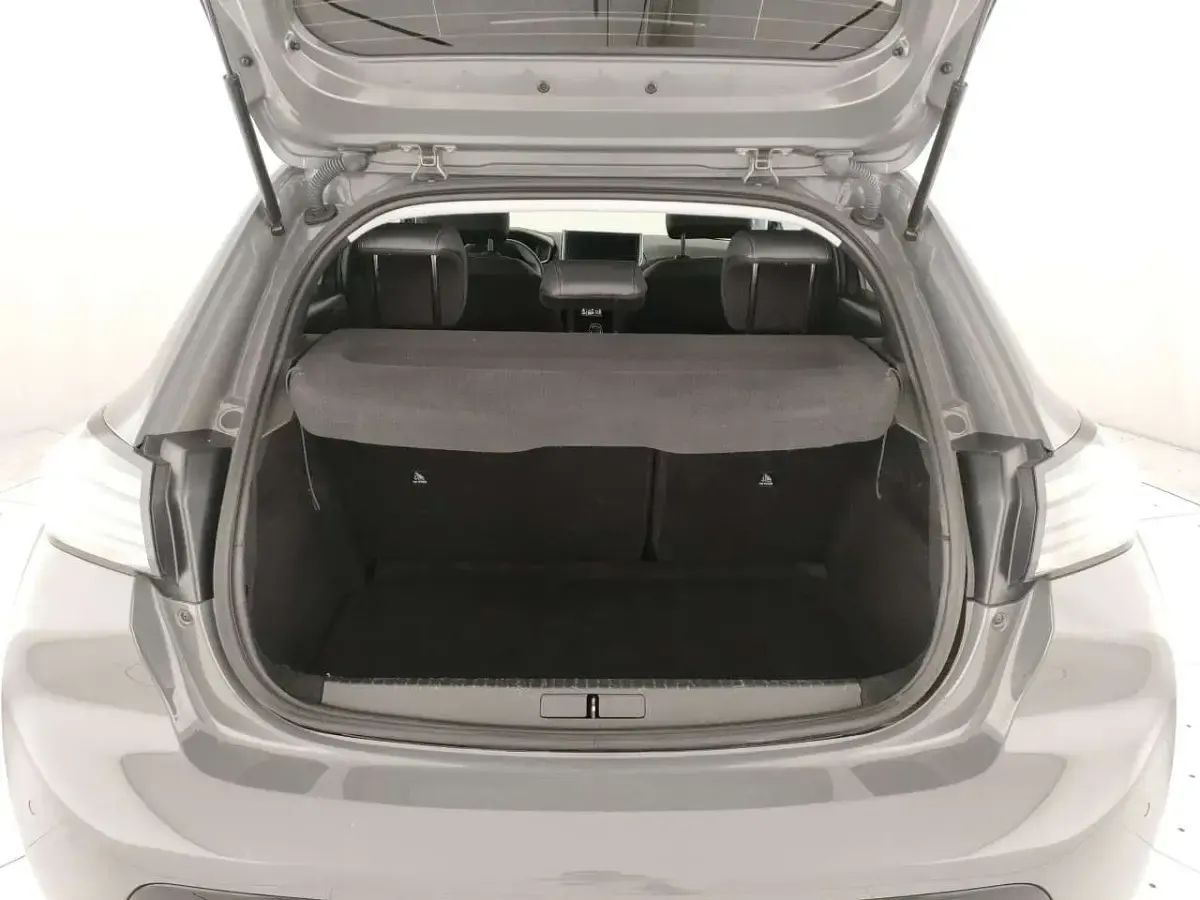 Usata Peugeot 208 Allure 101 CV (74 kW) 2025 Grigio selenium metallizzato Utilitaria