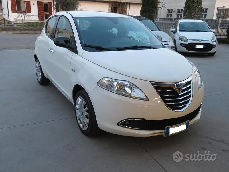 Usata Lancia Ypsilon Gold 69 CV (50 kW) 2012 Bianco Utilitaria