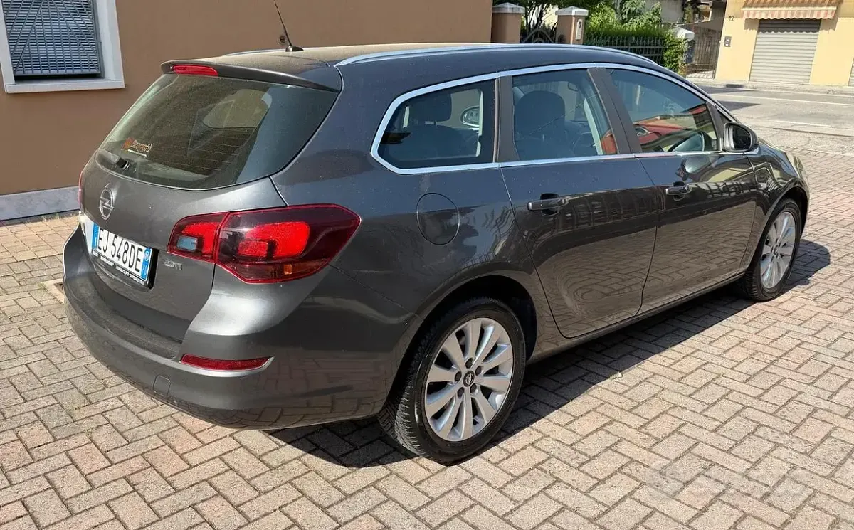 Usata Opel Astra 125 CV (91 kW) 2011 Grigio Station wagon