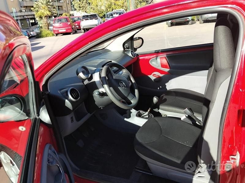 Usata Toyota Aygo 68 CV (50 kW) 2012 Rosso Utilitaria