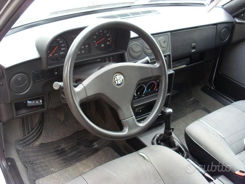 Begagnad Alfa Romeo 33 88 HK (64 kW) 1993 Vit Sedan