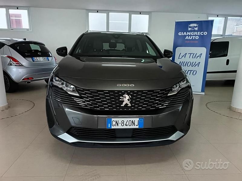Usado Peugeot 5008 Allure 131 CV (96 kW) 2023 Gris SUV