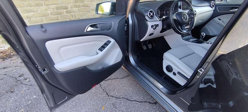 Usata Mercedes B180 Premium 109 CV (80 kW) 2016 Grigio Monovolume