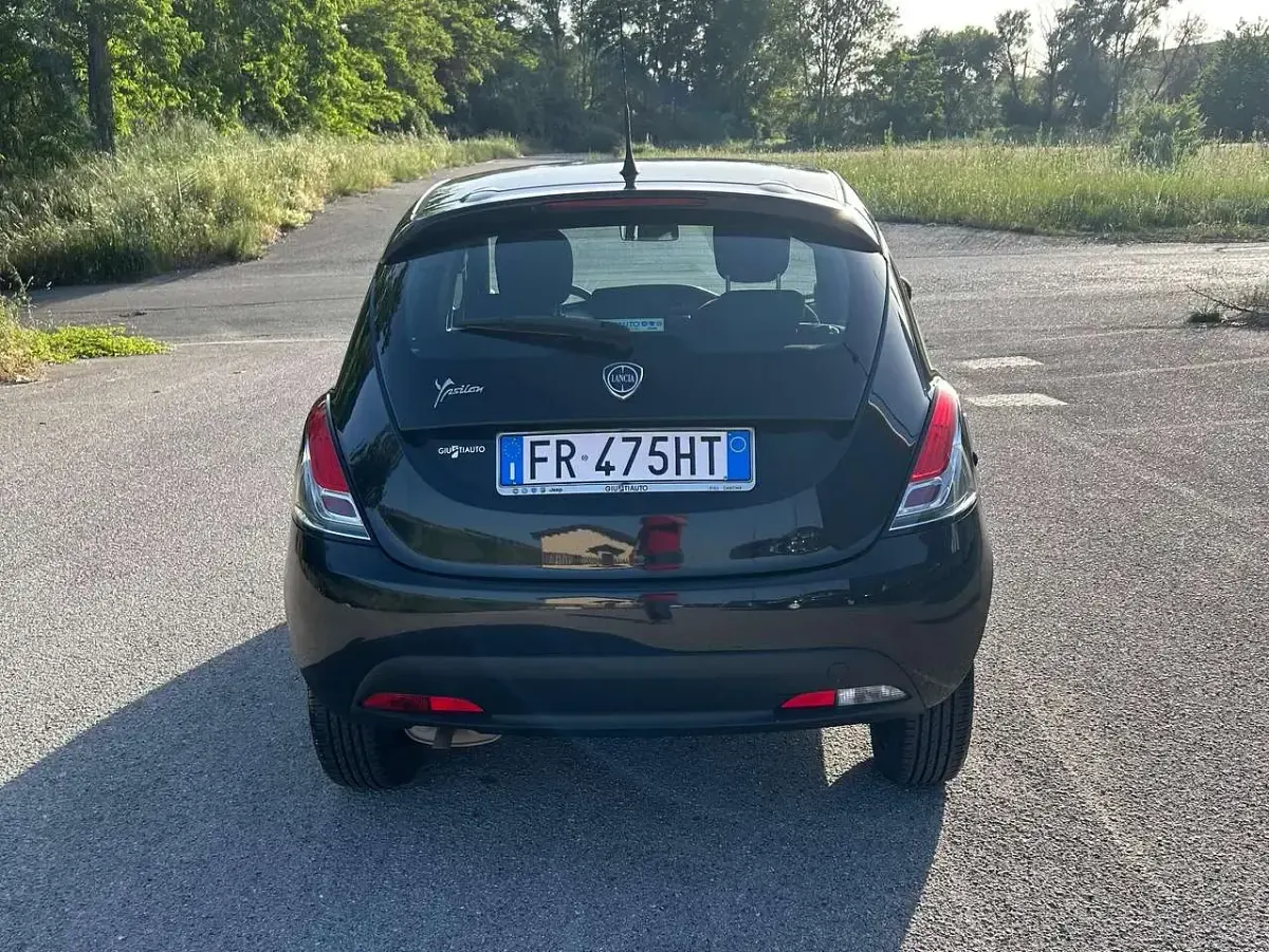Usata Lancia Ypsilon 69 CV (50 kW) 2018 Nero Utilitaria