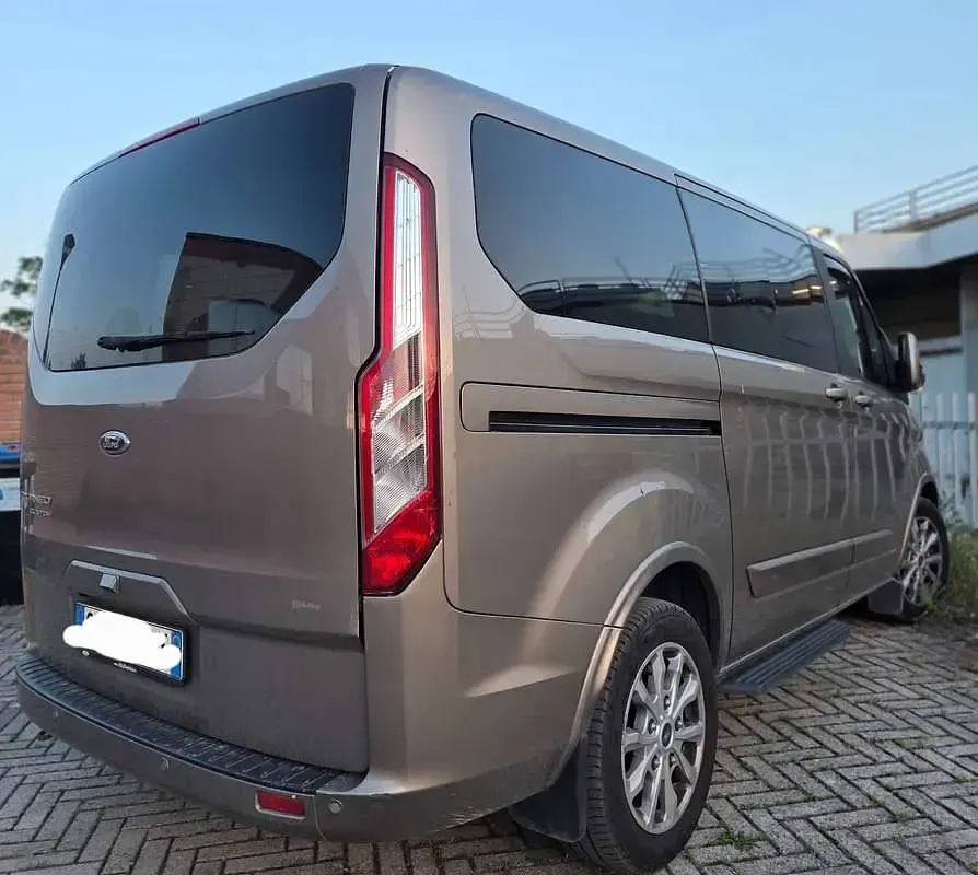 Usata Ford Tourneo Custom Titanium 131 CV (96 kW) 2022 Bronzo Furgone