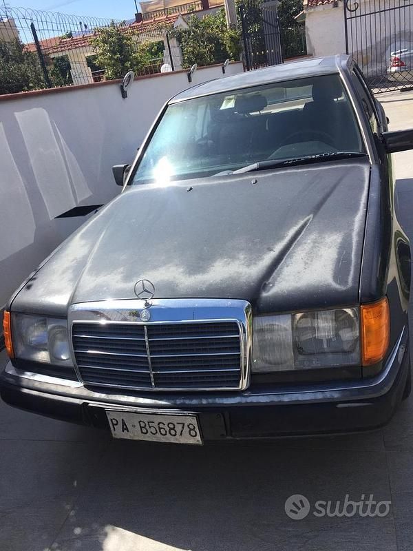 Usata Mercedes E200 122 CV (89 kW) 1991 Nero Berlina