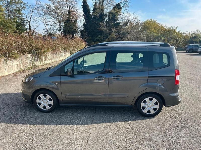 Grigio Usata 2019 Ford Tourneo Courier Monovolume | 9000 € (Super prezzo) - Immagine 1/4