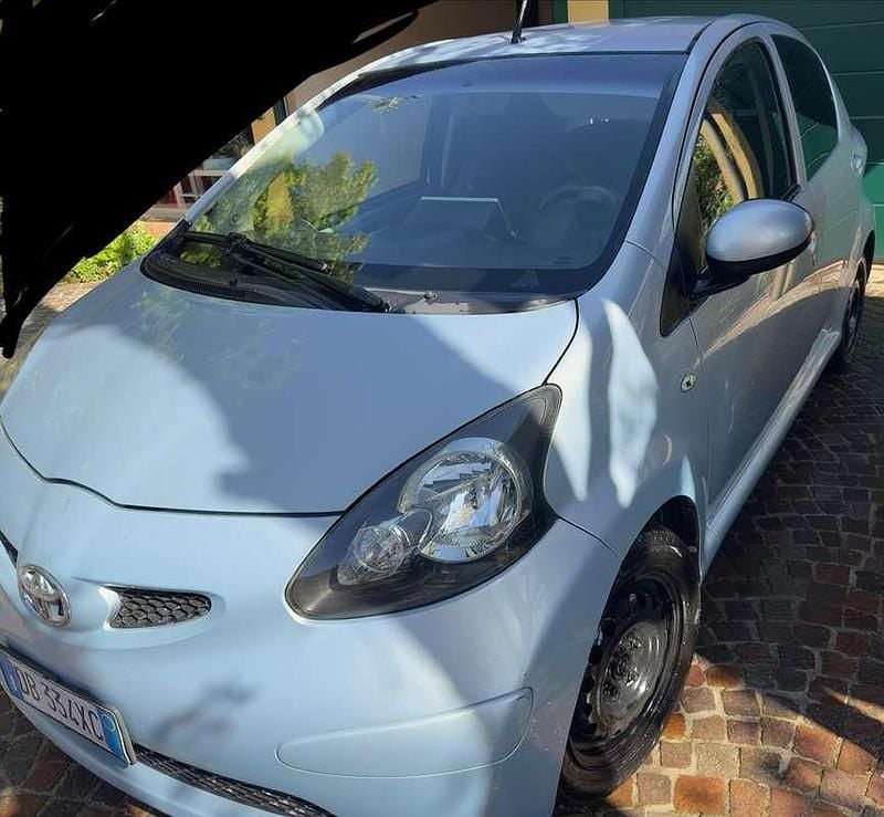 Usata Toyota Aygo 69 CV (50 kW) 2006 Argento Utilitaria