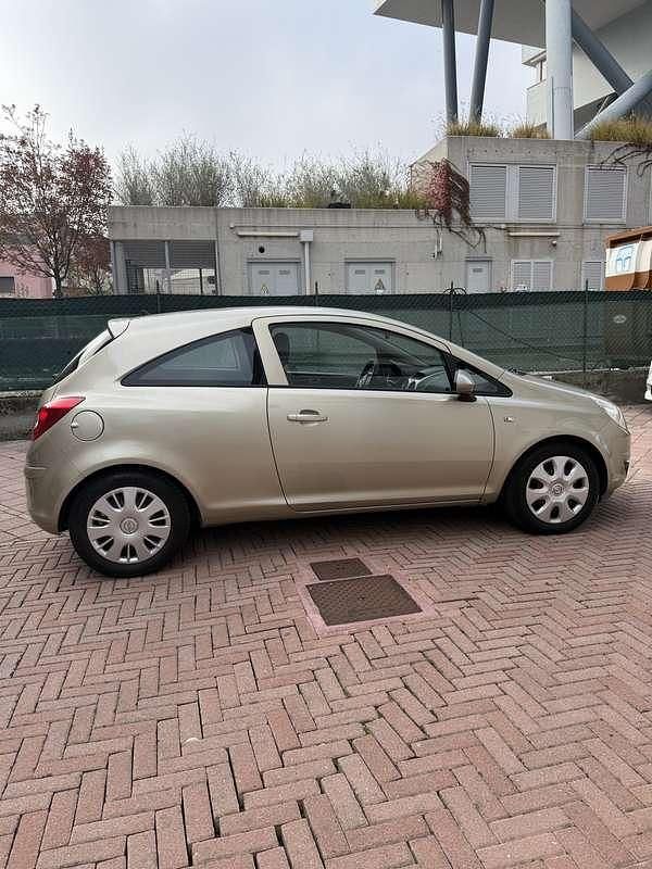 Usata Opel Corsa Enjoy 80 CV (58 kW) 2009 Berlina