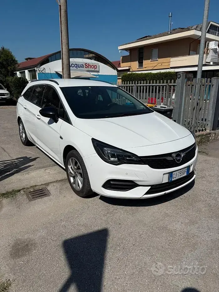 Usata Opel Astra Business Elegance 105 CV (77 kW) 2022 Bianco Utilitaria