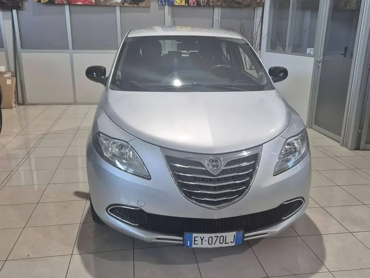 Usata Lancia Ypsilon Silver 69 CV (50 kW) 2015 Argento Utilitaria