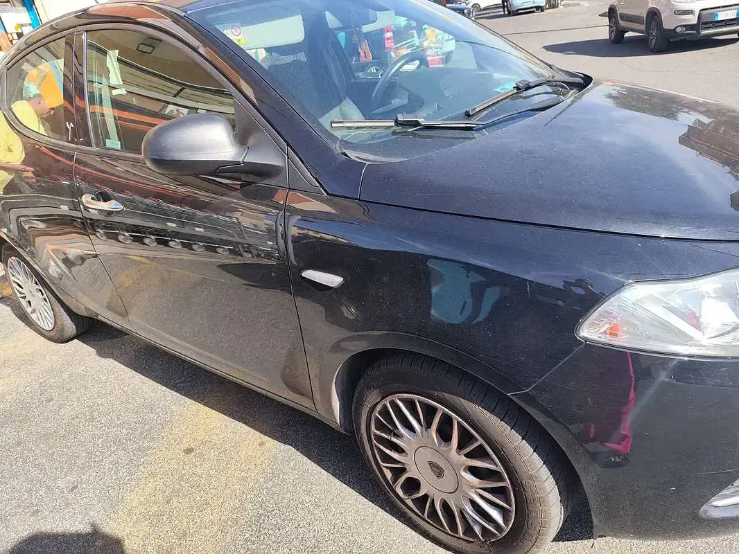 Usata Lancia Ypsilon Silver 95 CV (69 kW) 2017 Nero Utilitaria