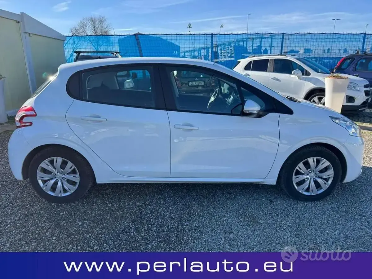 Usata Peugeot 208 Active 68 CV (50 kW) 2013 Bianco Utilitaria