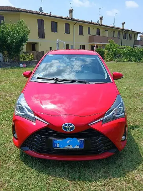 Usata Toyota Yaris Hybrid Cool 73 CV (53 kW) 2018 Rosso Berlina