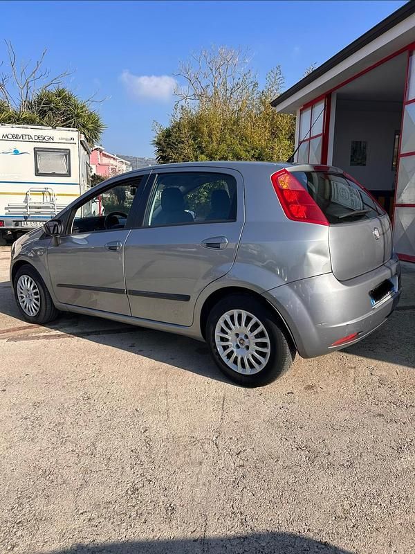 Usata Fiat Grande Punto Dynamic 90 CV (66 kW) 2009 Grigio Utilitaria
