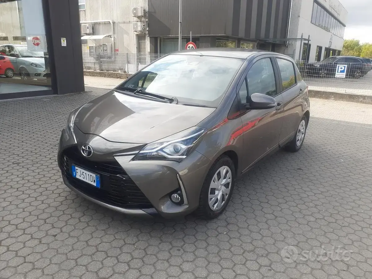 Gebraucht Toyota Yaris Active 69 PS (50 kW) 2017 Grau Limousine