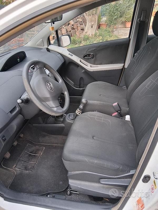 Usata Toyota Yaris 65 CV (47 kW) 2010 Bianco Berlina