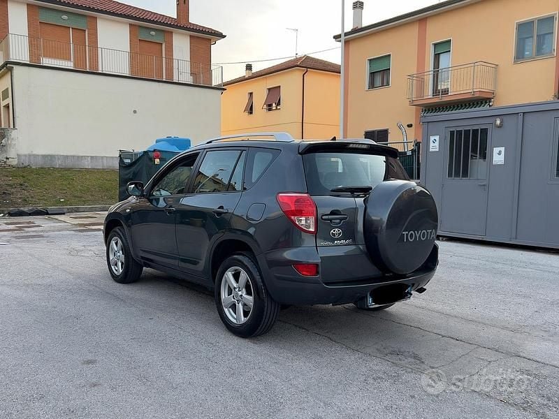 Usata Toyota RAV4 136 CV (100 kW) 2007 Grigio SUV