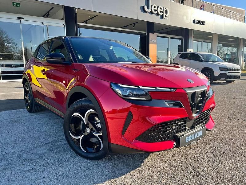 Rosso brera Usata 2024 Alfa Romeo Junior Edizione Speciale SUV | 33.000 € (Molto cara) - Immagine 1/4