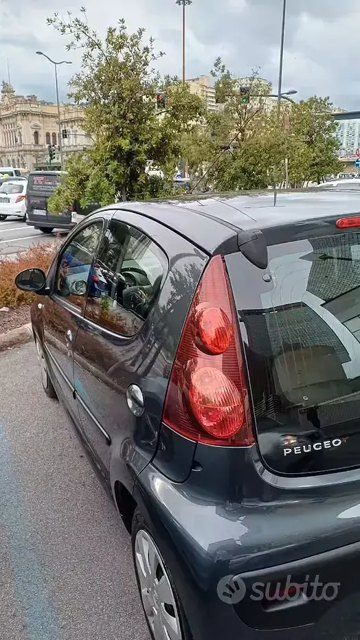 Usata Peugeot 107 68 CV (50 kW) 2012 Grigio Utilitaria
