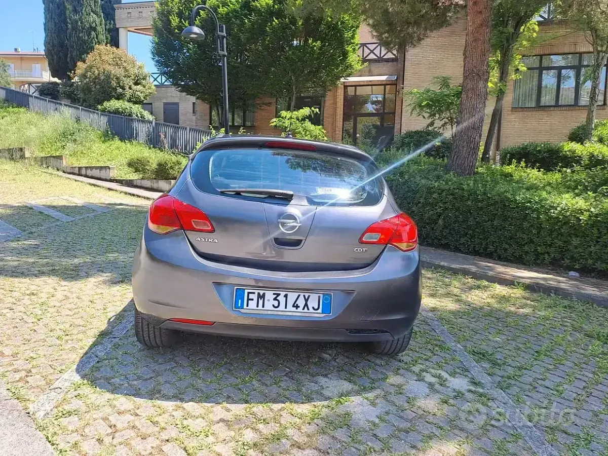 Usata Opel Astra Cosmo 110 CV (80 kW) 2010 Grigio Berlina
