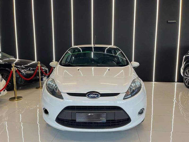 Usata Ford Fiesta 60 CV (44 kW) 2012 Bianco Utilitaria