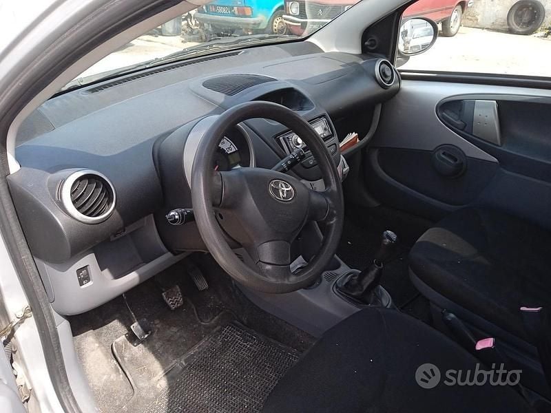 Usata Toyota Aygo Sol 67 CV (49 kW) 2008 Grigio Utilitaria