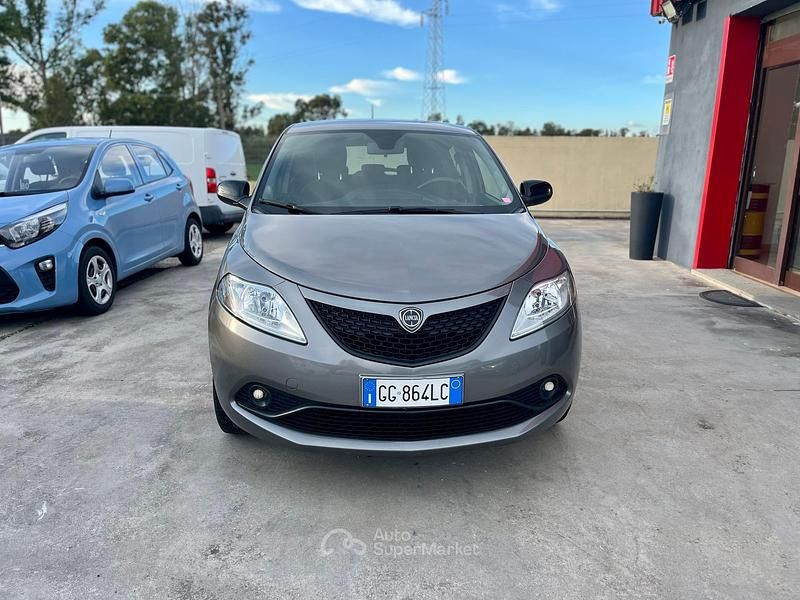 Usata Lancia Ypsilon 69 CV (50 kW) 2021 Gray Utilitaria