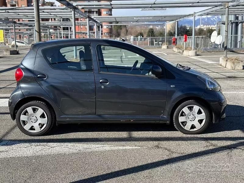 Begagnad Toyota Aygo 68 HK (50 kW) 2006 Svart Halvkombi